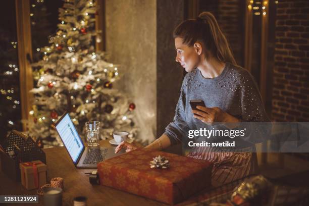 weihnachtsfreude - büro bäume nacht stock-fotos und bilder