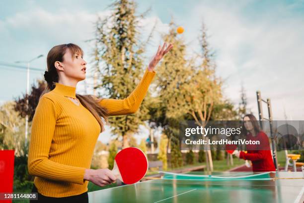 vrouwen die lijsttennis spelen - women's table tennis stockfoto's en -beelden