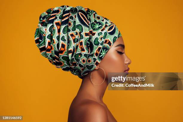 afrikanerin mit einem bunten schal auf dem kopf - kopfschmuck accessoires stock-fotos und bilder