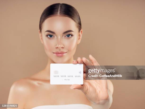 frau hält eine visitenkarte - hand holding card stock-fotos und bilder