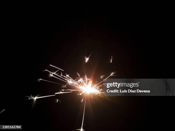 sparkler sparks - chispas fotografías e imágenes de stock