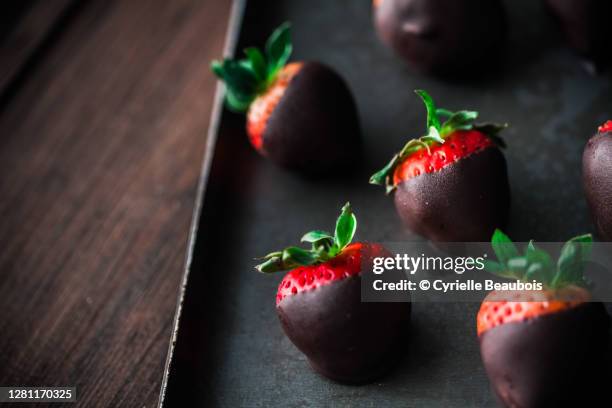 chocolate dipped strawberries - chocolate covered strawberries stock-fotos und bilder