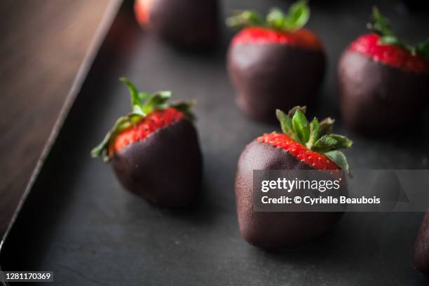 chocolate dipped strawberries - chocolate dipped fotografías e imágenes de stock