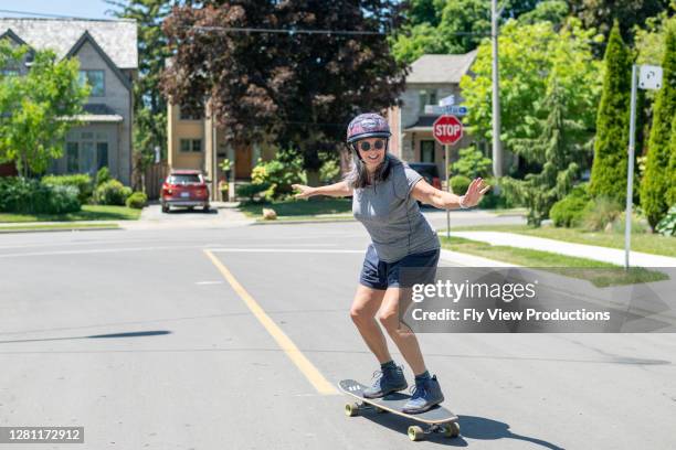 une femme âgée sur un long conseil d’administration - figure skating photos photos et images de collection