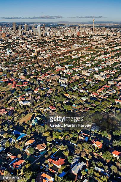 extensive aerial view over johannesburg city center showing all the highrise buildings and treelined suburbs surrounding it. gauteng province, south africa. - província de gauteng imagens e fotografias de stock