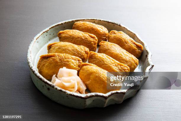 rezept für inari sushi, ein traditionelles japanisches hausgemachtes gericht - inarizushi stock-fotos und bilder