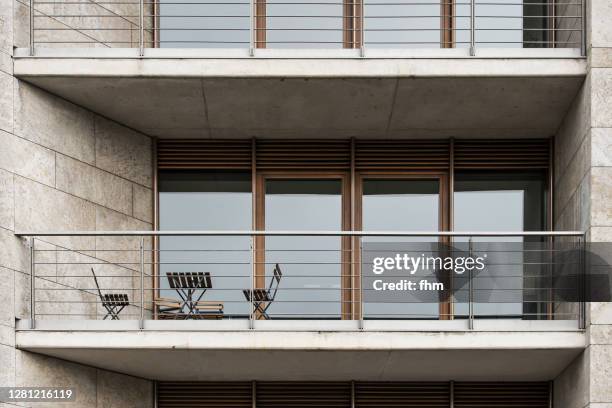 balcony - modern apartment balcony stockfoto's en -beelden