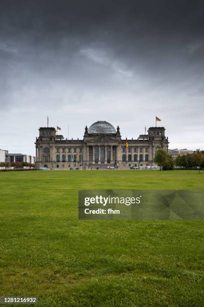 reichstag building (german parliament building) - berlin, germany - reichstag stock-fotos und bilder