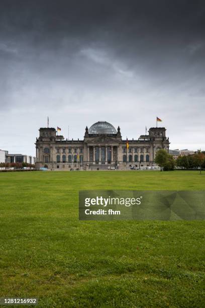 reichstag building (german parliament building) - berlin, germany - national democratic party stock pictures, royalty-free photos & images