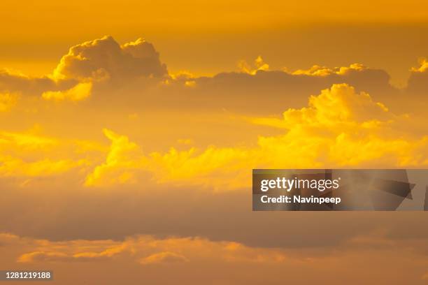 beautiful golden color cloud during evening sunset - goldene stunde stock-fotos und bilder