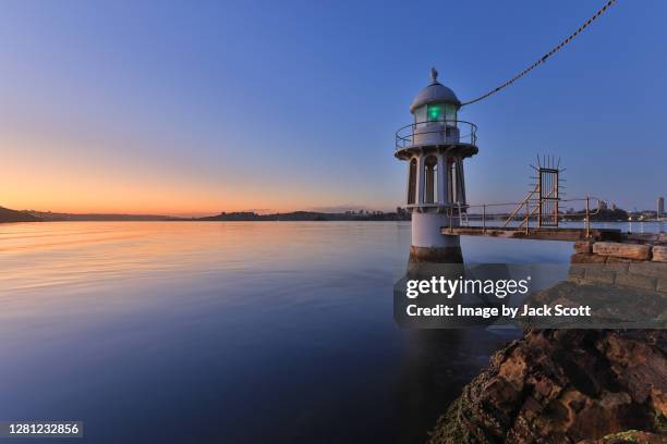 robertsons point lighthouse - porto di sydney foto e immagini stock