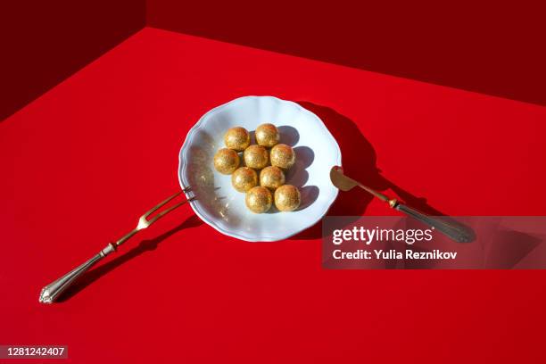 christmas balls on the plate on the  red background - gold plate stock pictures, royalty-free photos & images