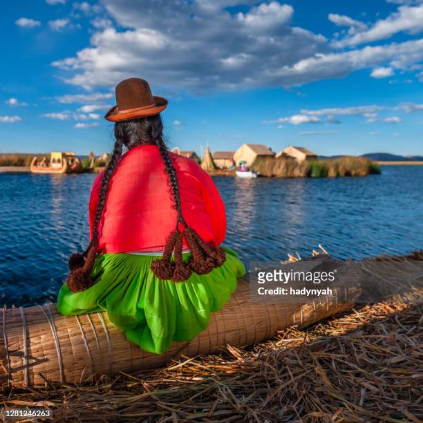 femme péruvienne regardant la vue sur l’île flottante d’uros, lac tititcaca - femme perou photos et images de collection