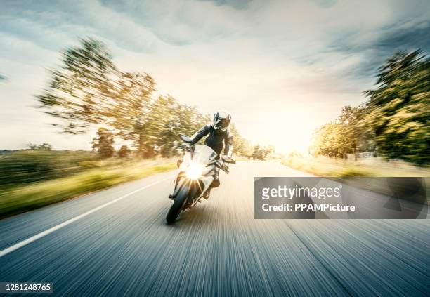 motorfiets in vage motie - motorcycles stockfoto's en -beelden