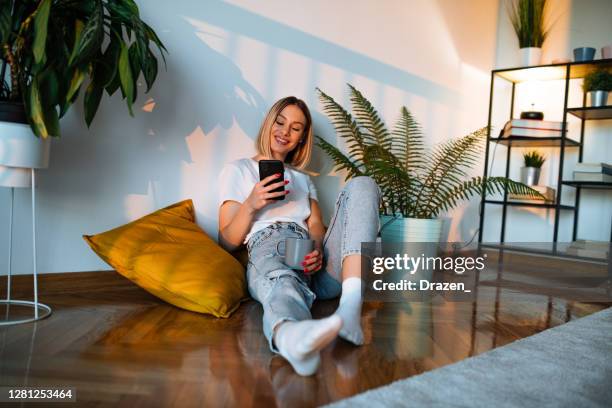 donna gen z a casa, godendosi il tramonto autunnale a casa durante la quarantena - disinvolto foto e immagini stock