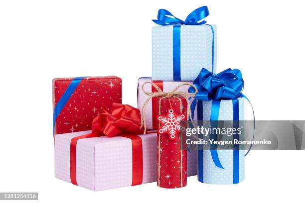 set of gift boxes wrapped in pink and blue paper with red and blue ribbon bow, isolated on white - geschenktüte einwickelpapier stock-fotos und bilder