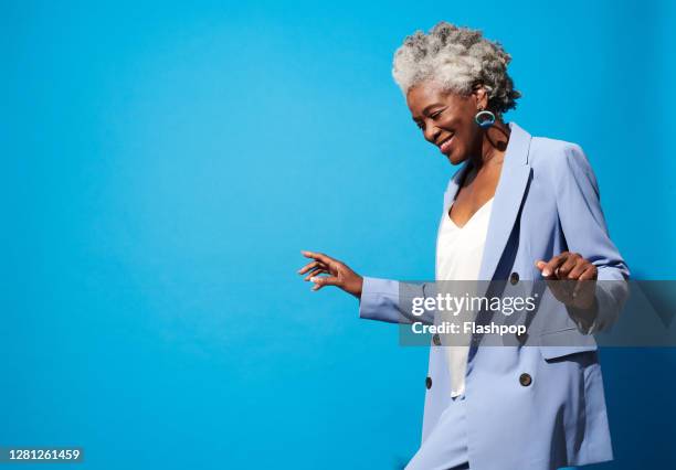 portrait of a confident, successful, happy mature woman - fondo con color fotografías e imágenes de stock