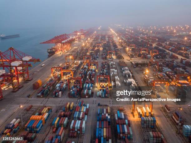 top view of container ships and lifting cranes at dusk - 天津 ストックフォトと画像