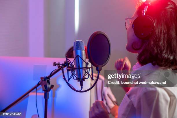 female vocalist in recording studio - equipo de grabación de sonido fotografías e imágenes de stock