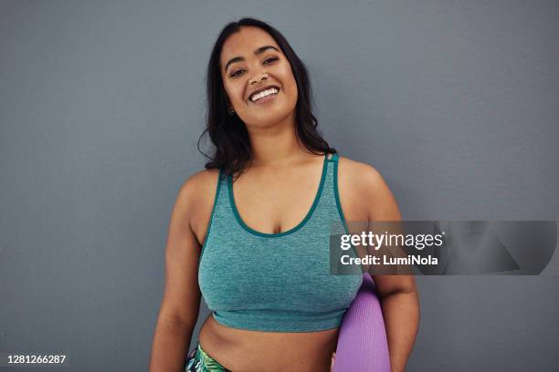 feels good to get fit - latina women yoga stock pictures, royalty-free photos & images