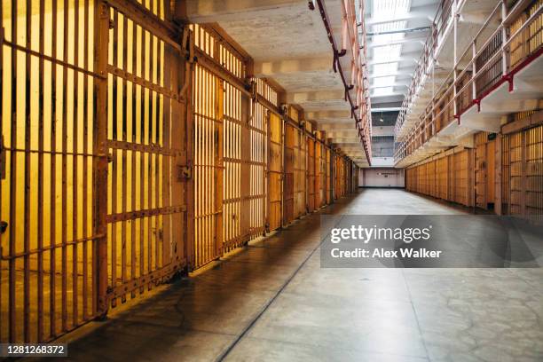 alcatraz prison cellhouse interior - celda fotografías e imágenes de stock