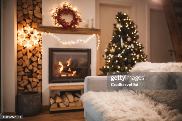 weihnachten zu hause - fireplace christmas stock-fotos und bilder