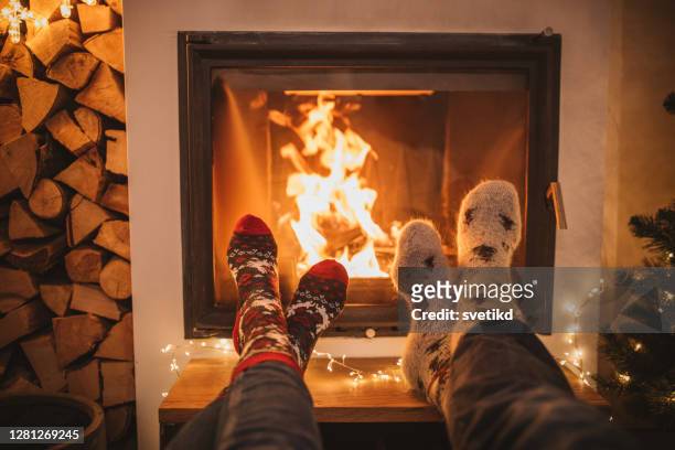 暖炉のそばの冬の日 - socks ストックフォトと画像