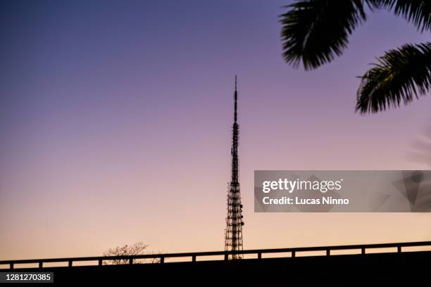 antenna silhouette at sunset - distrito-federal-brasilia stock-fotos und bilder