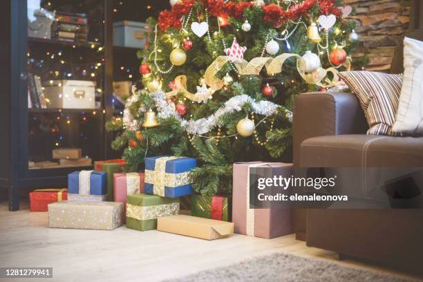 home christmas interior - christmas presents under tree stock pictures, royalty-free photos & images