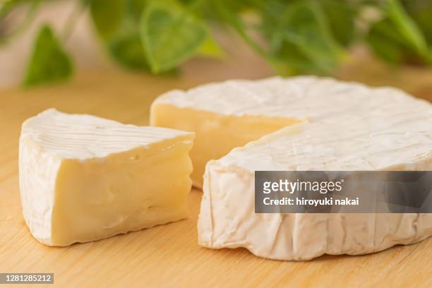 camembert cheese - camambert stockfoto's en -beelden