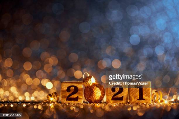 gouden nieuwjaar 2021 kerstversiering - blue party celebration wood cube - 2021 stockfoto's en -beelden