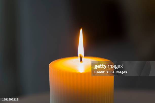 large cylindrical burning white candle - dood fysieke beschrijving stockfoto's en -beelden