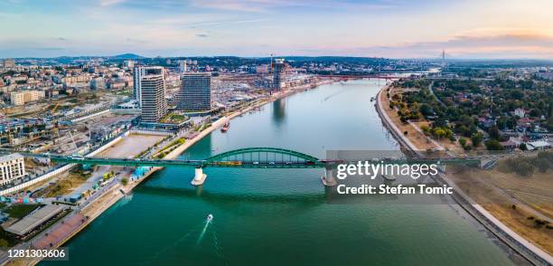 vista aérea de belgrado, la capital de serbia, junto al río sava al atardecer - belgrado fotografías e imágenes de stock