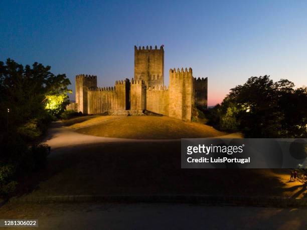 kasteel guimarães bij zonsondergang - braga city stockfoto's en -beelden