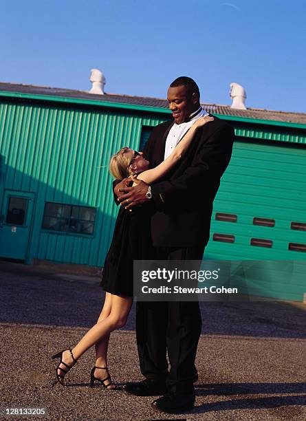 tall man and short woman outside of warehouse - small man and tall woman stock pictures, royalty-free photos & images