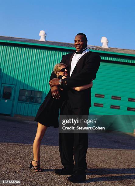 tall man and short woman outside of warehouse - small man and tall woman stock pictures, royalty-free photos & images