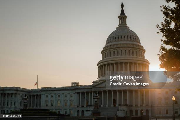 sunset behind the us capitol dome - united states congress stock-fotos und bilder