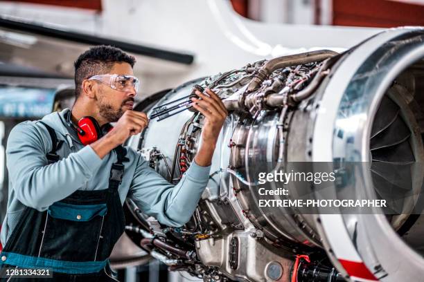 mecánico de aeronaves en el hangar - aircraft mechanic fotografías e imágenes de stock