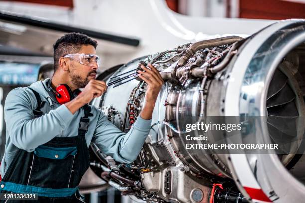 aircraft mechanic in the hangar - aeroplane engineer stock pictures, royalty-free photos & images