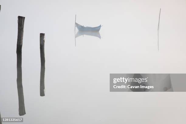 wooden ship behind the fog - estuario photos et images de collection