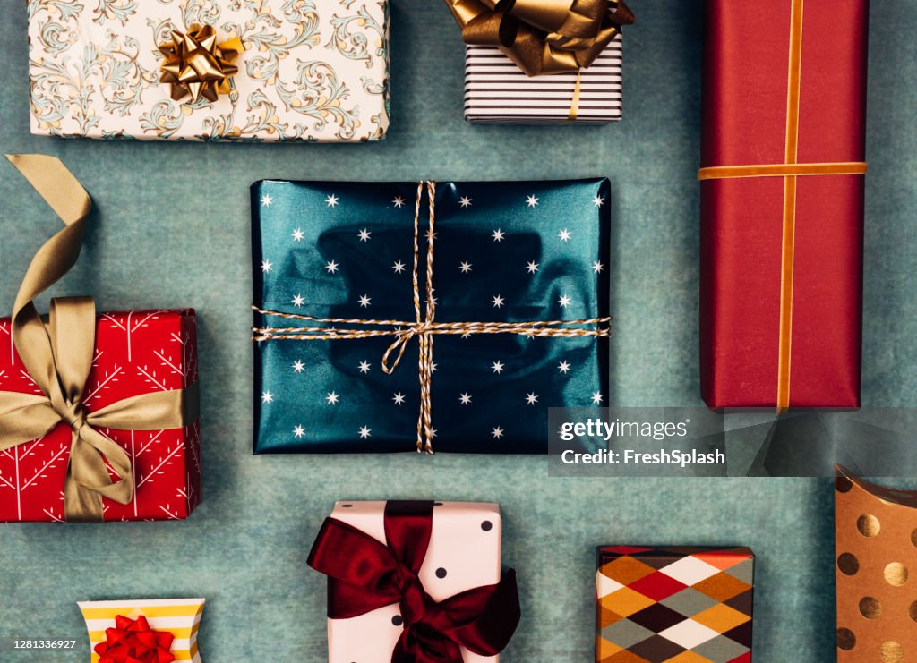 Vrolijk kerstfeest: kleurrijke kerstcadeaus in een nette platte lay-compositie
