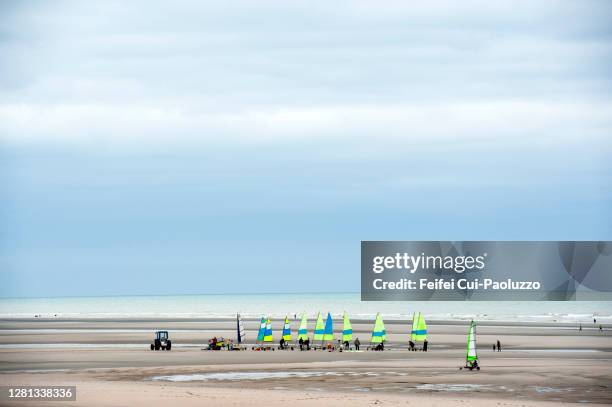 land sailing on the beach of stella-plage, france - zeilwagen stockfoto's en -beelden