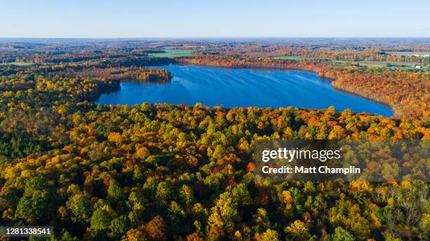 aerial of beautiful lake in autumn - v syracuse stock-fotos und bilder