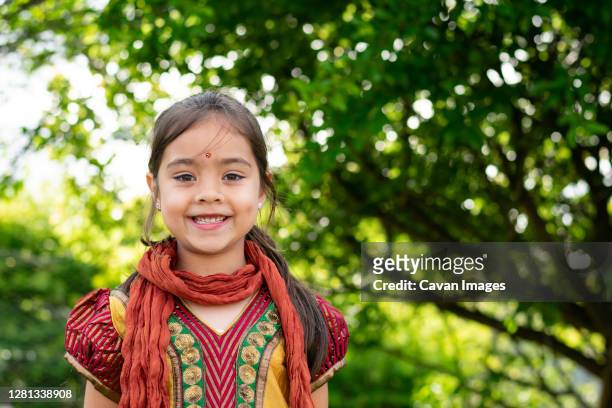 indian australian girl 5-8 years traditional indian clothing portrait - 8 9 years stock-fotos und bilder