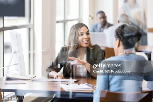 banker diskutiert bankdienstleistungen für neukunden - bank financial building stock-fotos und bilder