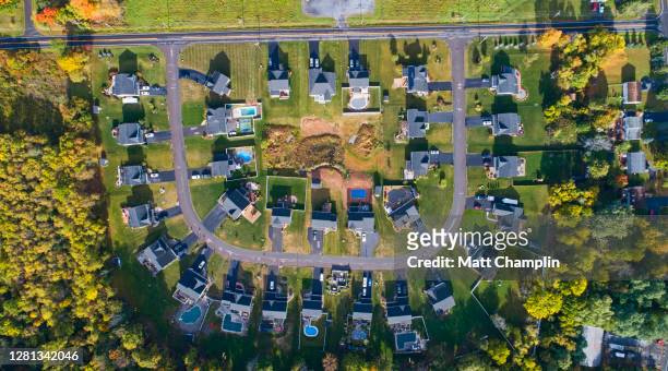 aerial of housing development in autumn - syracuse new york 個照片及圖片檔