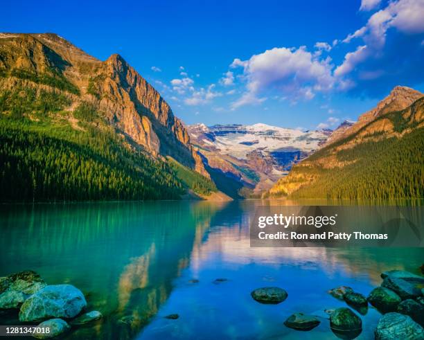 lago louise candian montañas rocosas banff. alberta canada - banff fotografías e imágenes de stock