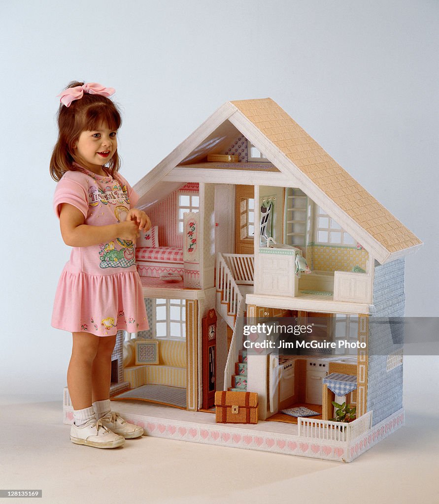 CHIPL052 Girl w/dollhouse