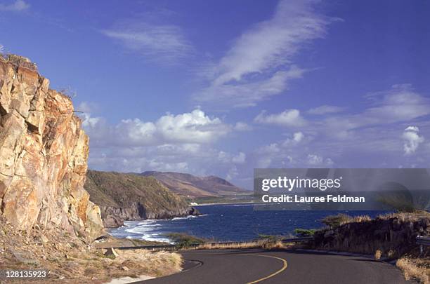 Empty Road W Seascape St Kitts West Indies, Foto de stock