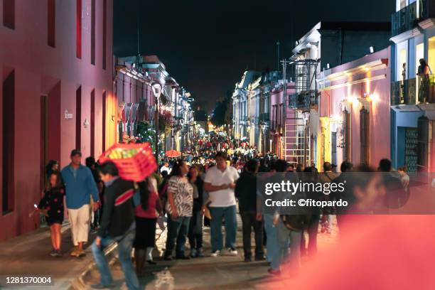 crowded night street in downtown oaxaca city in mexico - oaxaca stock-fotos und bilder